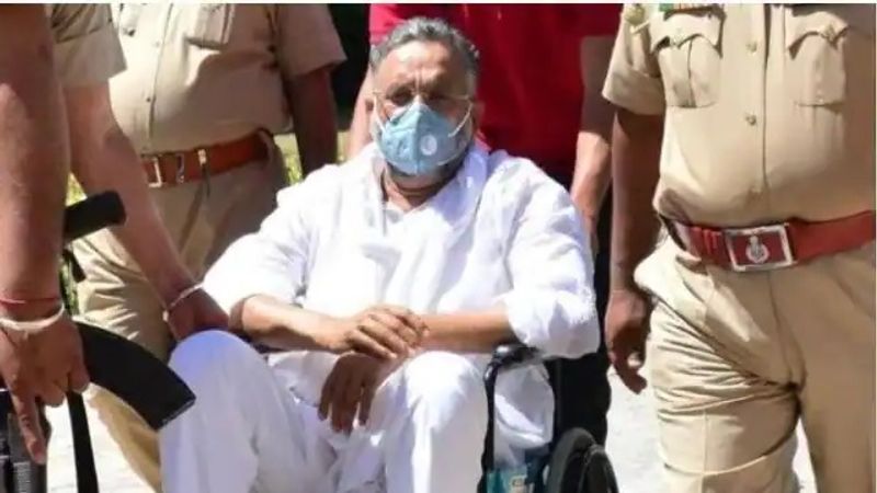 ऐसे 2 साल बाद यूपी लाया जा रहा मुख्तार
दो साल में आठ बार यूपी पुलिस की टीम पंजाब के रोपड़ जेल पहुंची, लेकिन हर बार उसके खराब सेहत का हवाला देकर पंजाब पुलिस ने मुख्तार को सौंपने से इनकार कर दिया, जिसके बाद यूपी सरकार ने सुनवाई में देरी को लेकर सुप्रीम कोर्ट दरवाजा खटखटाया था और उसे यूपी लाने की अनुमति मांगी थी। जिस पर सुप्रीम कोर्ट ने 12 अप्रैल तक मुख्तार अंसारी को यूपी भेजने का आदेश दिया था।
