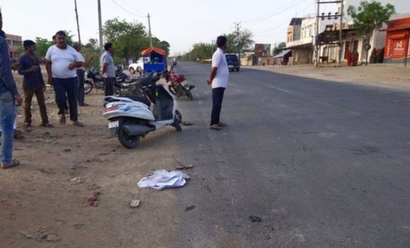<p>ಮೋನಾರ ತಂದೆ ದೈಹಿಕ ಶಿಕ್ಷಕರಾಗಿ ಕಾರ್ಯ ನಿರ್ವಹಿಸುತ್ತಿದ್ದರು. ಇತ್ತೀಚೆಗಷ್ಟೇ ಅವರು ನಿವೃತ್ತರಾಗಿದ್ದರು. ಘಟನೆ ಬೆನ್ನಲ್ಲೇ ಶಾಲೆಯ ಶಿಕ್ಷಕರು, ಮುಖ್ಯ ಶಿಕ್ಷಕಿಯ ಹತ್ಯೆ ಕೇಸ್ ನೀಡಿದ್ದಾರೆ. </p>