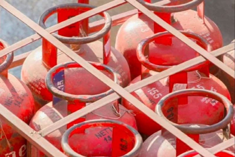 signs of gas leakages and what to do if smells gas