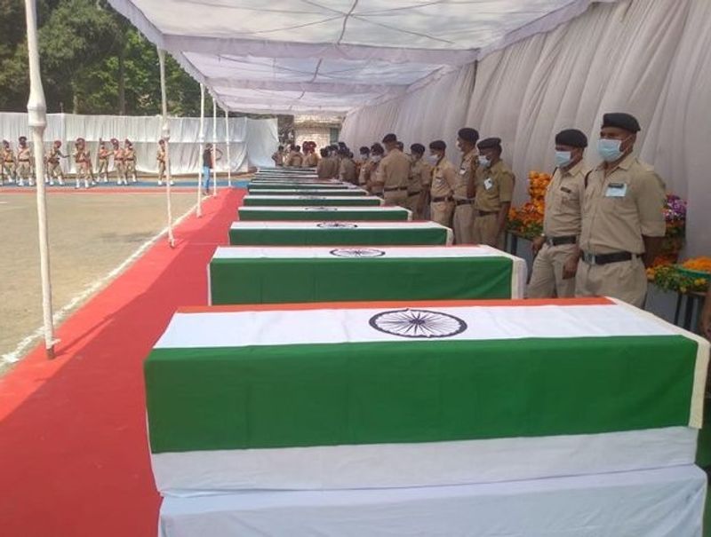 ऐसे किया गया था जवानों पर हमला
बताया जाता है कि 25 लाख के इनामी नक्सली कमांडर माड़वी हिडमा की सुरक्षा में नक्सलियों की सबसे घातक टीम रहती है। यह टीम अत्याधुनिक हथियारों से लैस है। मीडिया रिपोर्ट्स के मुताबिक मुठभेड़ स्थल पर मौजूद एक जवान ने बताया है कि इस टीम में करीब 800 की संख्या में नक्सली थे। उन्होंने जवानों के ऊपर हमला किया है।