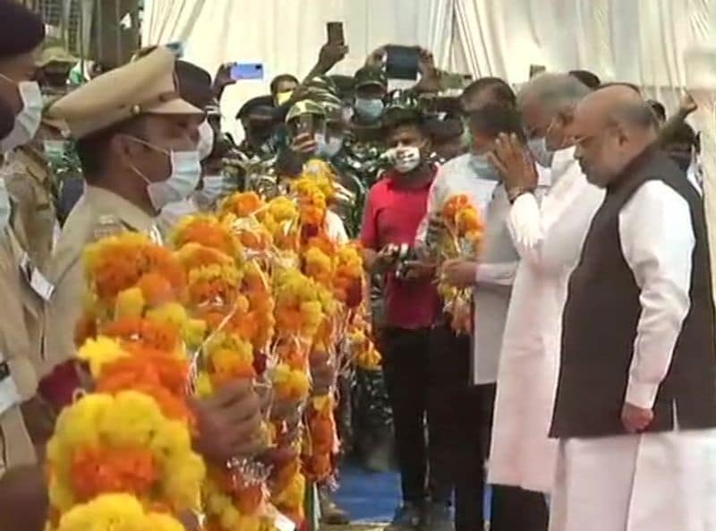 पोजिशन लेने से पहले हो गया था हमला
चारों तरफ से घिरे जवानों के पास कोई चारा नहीं बचा था। उसके बाद भी जवानों ने हिडमा की बटालियन को मुंहतोड़ जवाब दिया है। कुछ जवानों ने जोनागुड़ा से लगे गांव की ओर पोजिशन के लिए वहां जाने की कोशिश की, लेकिन नक्सलियों ने वहां भी उनका पीछा कर फायरिंग की। नक्सली हमला कर हथियार, सामान लूटते गए और पीछे जंगलों में भागते गए।
