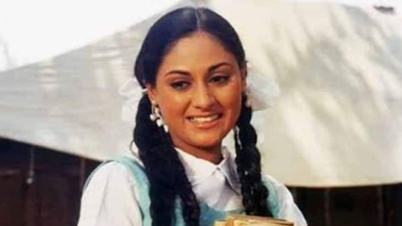 बता दें कि जया ने 1971 में आई फिल्म गुड्डी से अपने करियर की शुरुआत की थी। अपने 50 साल के करियर में जया ने कई हिट फिल्मों में काम किया। उन्होंने उपहार, जवानी दीवानी, परिचय, पिया का घर, समाधी, कोशिश, शोर, जंजीर, मिली, चुपके-चुपके, शोले, नौकर, सिलसिला, कभी खुशी कभी गम, कल हो ना हो जैसी फिल्मों में काम किया है।