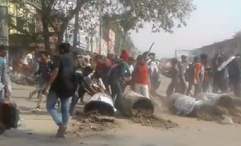 बताया जाता है कि उपद्रव के दौरान छात्रों ने अपने चेहरे पर नकाब लगा लिया था, जिससे उनकी पहचान नहीं हो सके। वह कई टोलियों में आए और अलग-अलग सरकारी दफ्तर के साथ कॉलोनी में हंगामा मचाने लगे। छात्रों की संख्या को देख पुलिस के भी होश उड़ गए। वह उग्र प्रदर्शन करते हुए प्रशासन की गाड़ियों को भी निशाना बनाने लगे। छात्रों को रोकने के लिए बड़ी संख्या में पुलिस बल को तैनात किया गया। कड़ी मशक्कत के बाद पुलिस ने स्थिति को काबू में कर लिया।