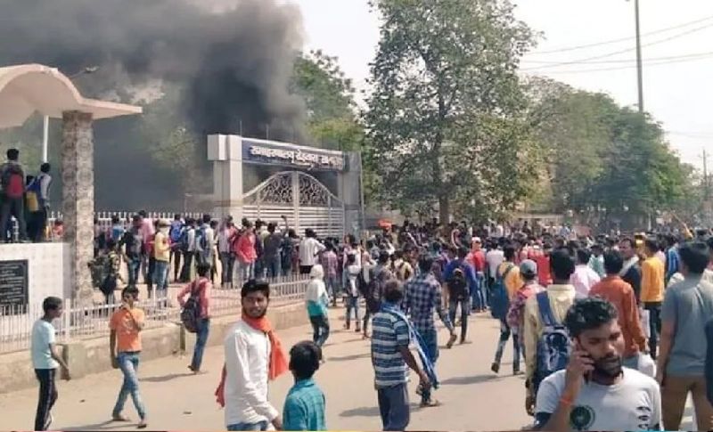 दरअसल, सासाराम जिला प्रशासन ने कोरोना संक्रमण की वजह से कोचिंग बंद करा दिए हैं। बस इसी बात से छात्रों और संचालकों ने प्रशासन की टीम पर हमला बोल दिया। वह देखते देखते बड़ी संख्या में उत्पात मचाते हुए छात्र DM ऑफिस में घुस गए। जहां उन्होंने हंगामा किया और तोड़फोड़ के साथ डीएम ऑफिस का शेड आग के हवाले कर दिया। आलम यह हो गया कि भारी मात्रा में पुलिस को बुलाना पड़ा। जवाबी कार्रवाई में पुलिस को आंसू गैस छोड़नी पड़ी। इस हंगामे के दौरान थानाध्यक्ष कामाख्या नारायण सिंह सहित 3 पुलिसकर्मी घायल हो गए हैं।
