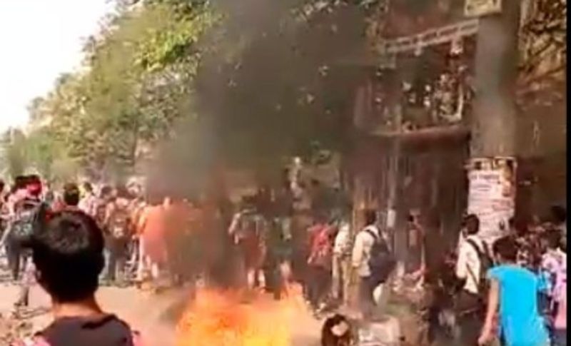 पुलसि ने इस पूरे मामले में अभी तक 9 छात्रों को गिरफ्तार किया है। वहीं बाकि से एसपी ने अपील करते हुए कहा कि आप हंगामे में अपना भविष्य बर्बाद ना करें। अपने-अपने घर लौट जाएं, नहीं तो हमको आपके खिलाफ कानूनी कार्रवाई करनी होगी। इस तरह का उपद्रव ना करे, कोई भी सरकारी इमारत और पुलिस वालों को नुकसान नहीं पहुंचाएं।
