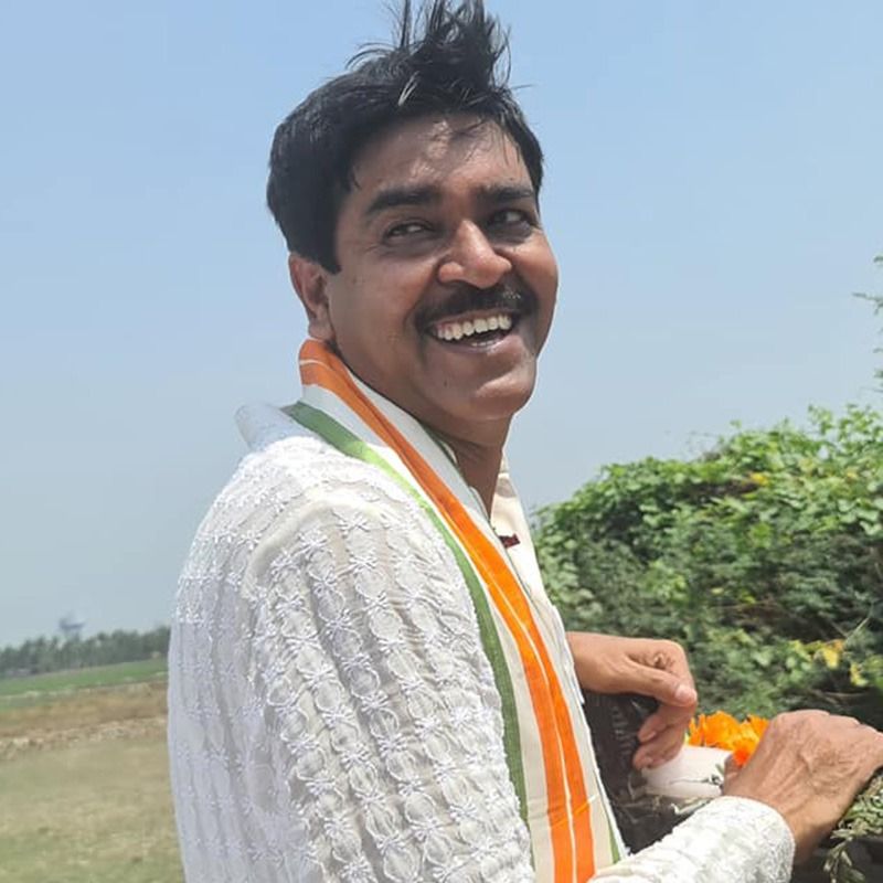 <p>একদা বাম আমলের মন্ত্রী রেজ্জাক মোল্লার ঘনিষ্ঠ ছিলেন শওকত মোল্লা। পরে দুজনেই দল পরিবর্তন করে। কেউ আগে আর কেউ পরে। দল পরিবর্তনের পর থেকেই শওকত মোল্লার রাজনৈতি কেরিয়ারের গ্রাপ ঝড়ে গতিতে উপরের দিকে উঠেছে। ২০১৬ সালে বিধায়ক হওয়ার দু’বছরের মধ্যে জেলা যুব তৃণমূলের সভাপতির দায়িত্ব পান। ১৭ মার্চ তার দেওয়া মনোনয়ন পত্র থেকে সম্পত্তির হিসেব জানা যায় শওকত মোল্লার। সৌঃ ফেসবুক শওকত মোল্লা</p>