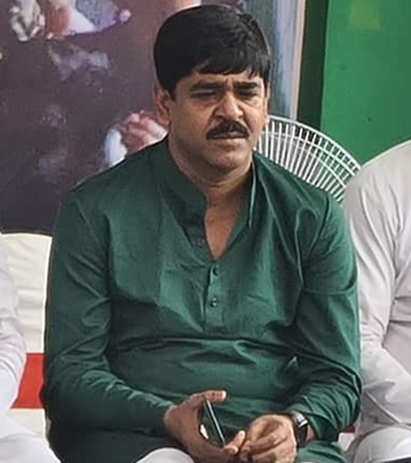 <p>হলফনামায় শওকত জানিয়েছেন, ২০১৯-২০ সালে তাঁর আয় ছিল ১৬ লক্ষ ১৬ হাজার ৮৮৪ টাকা। তাঁর স্ত্রী সায়ের বানু মোল্লার আয় ছিল ১১ লক্ষ ৮ হাজার ৯৯০ টাকা। মনোনয়ন জমা দেওয়ার সময় তৃণমূল প্রার্থীর হাতে নগদ ছিল ৩৫ হাজার ৬৮০ টাকা। তাঁর স্ত্রীর হাতে নগদ ছিল ৪১ হাজার ৩০০ টাকা। সৌঃ ফেসবুক শওকত মোল্লা</p>