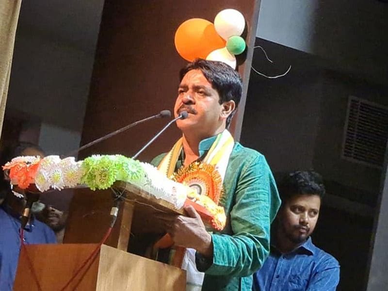 <p>নিজের যে ব্যাঙ্ক অ্যাকাউন্টের হিসেব দিয়েছেন শওকত মোল্লা তা থেকে জানা যাচ্ছে, ৯টি ব্যাঙ্ক অ্যাকাউন্টে জমা আছে প্রায় ১ কোটি ১৫ লক্ষ টাকা ৷ তৃণমূল প্রার্থীর স্ত্রীর ৫টি ব্যাঙ্ক অ্যাকাউন্টে জমা আছে প্রায় ১৪ লক্ষ টাকা ৷ শওকতের নামে ৫টি জীবন বিমার পলিসিতে জমা আছে প্রায় ১৮ লক্ষ টাকা ৷ সৌঃ ফেসবুক শওকত মোল্লা</p>