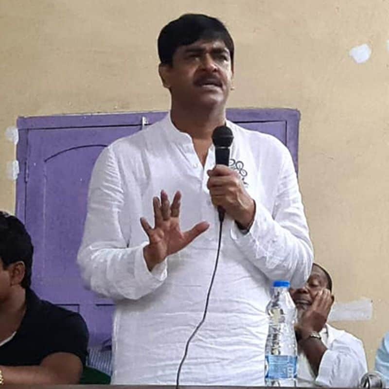 <p>তাঁর স্ত্রীর তিনটি এলআইসির পলিসিতে জমা আছে প্রায় সাড়ে ১২ লক্ষ টাকা ৷ ১৫ লক্ষ টাকা দামের স্করপিওতে চড়েন শওকত। যা তাঁর নিজের নামে কেনা। তৃণমূল প্রার্থীর নামে ৬ লক্ষ ২৫ হাজার টাকার অলঙ্কার আছে। স্ত্রীর নামে আছে ৪৩ লক্ষ ৩ হাজার টাকার গয়না। সৌঃ ফেসবুক শওকত মোল্লা</p>