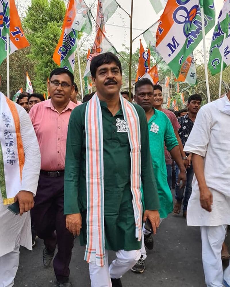 <p>প্রচুর জমি জায়গাও রয়েছে শওকত মোল্লার। তার পেশ করা হলফ নামা অনুয়ায়ী, শওকতের নামে ১০ একর চাষ জমি আছে। যার বাজারদর ৫১ লক্ষ ৫ হাজার টাকা। তাঁর স্ত্রীর নামেও আছে ৬ একর জমি। যার দর ১৫ লক্ষ ৯০ হাজার টাকা। তৃণমূল প্রার্থী যে বাড়িতে থাকেন তার দাম ৩৬ লক্ষ টাকা। সৌঃ ফেসবুক শওকত মোল্লা</p>