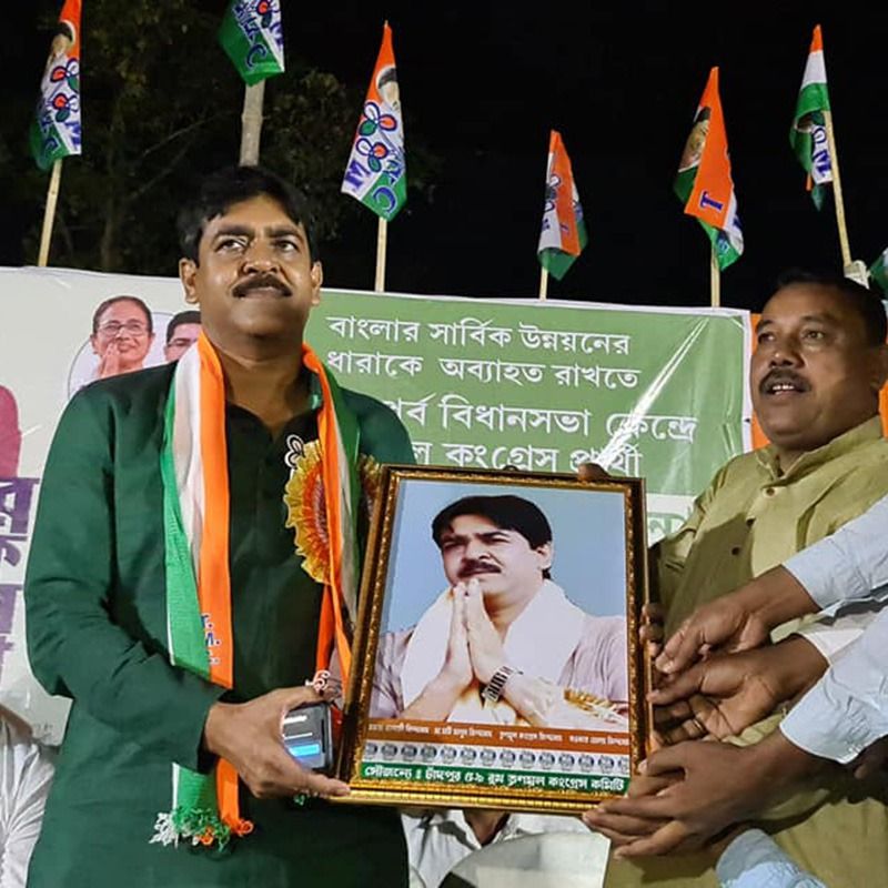<p>সব মিলিয়ে শওকতের স্থাবর সম্পত্তির পরিমাণ ৮৭ লক্ষ ৫ হাজার টাকা। তাঁর স্ত্রীর স্থাবর সম্পত্তি ১৫ লক্ষ ৯০ হাজার টাকা। দম্পত্তির মোট স্থাবর সম্পত্তির পরিমাণ ১ কোটি ২ লক্ষ ৯৫ হাজার টাকা। স্থাবর ও অস্থাবর মিলিয়ে দম্পতির মোট সম্পত্তির পরিমাণ ৩ কোটি ৬ লক্ষ ৫২ হাজার ১৮৮ টাকা ৷ সৌঃ ফেসবুক শওকত মোল্লা</p>