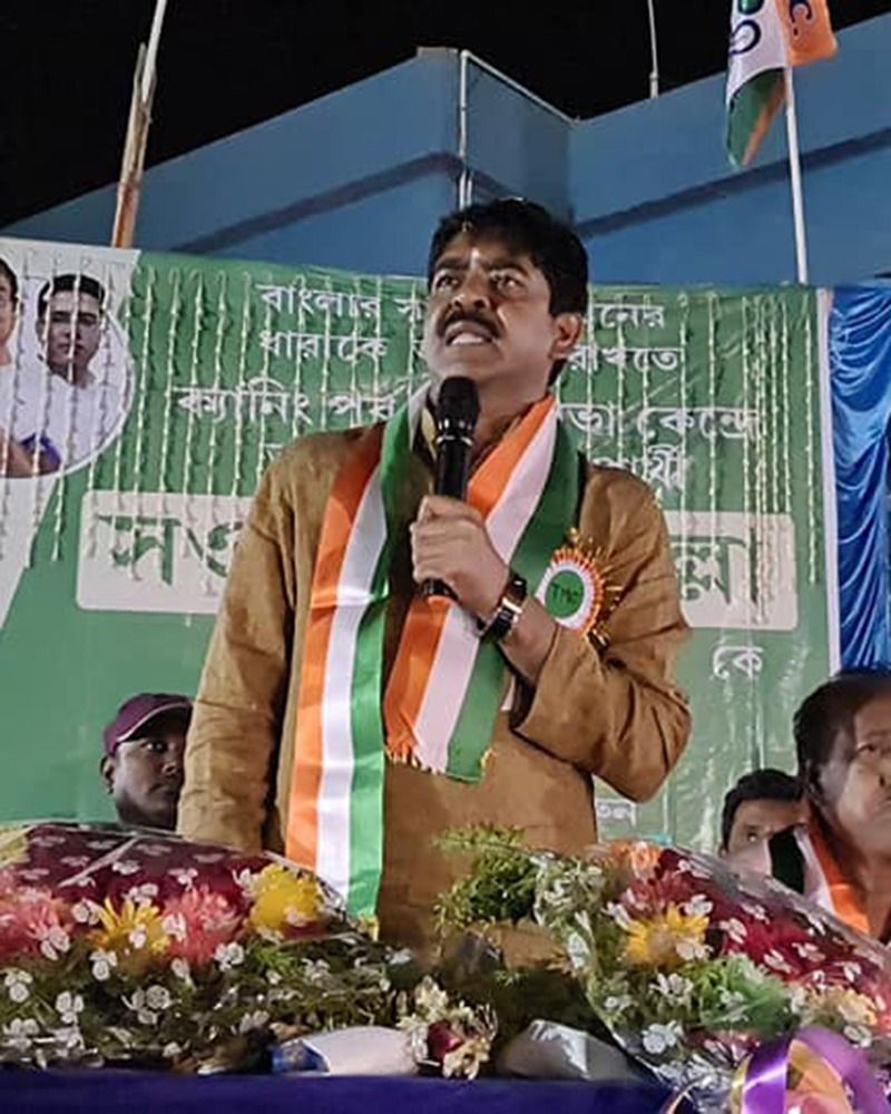 <p>অর্থাৎ তার মোট সম্পত্তির পরিমাণ ৩ কোটি টাকারও বেশি। বাজারে মোট ৪৮ লক্ষ ৪০ হাজার টাকার দেনা রয়েছেন তৃণমূল নেতা শওকত মোল্লার। তার বিরুদ্ধে কোনও ফৌজদারি মামলা নেই বলে হলফনামায় জানিয়েছেন শওকত মোল্লা। সৌঃ ফেসবুক শওকত মোল্লা</p>