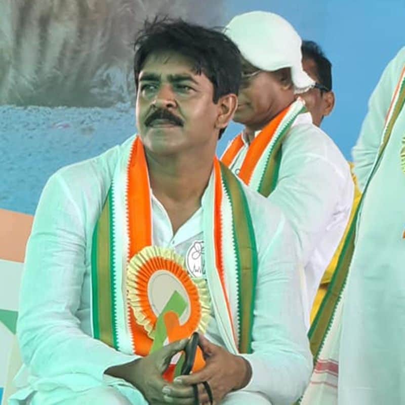 <p>গতবার শাসক দলের শক্তঘাটি ক্যানিং পূর্বে সহজেই জয় পেলেও এবার কঠিন লড়াইয়ের সম্মুখীন হওয়ার সম্ভাবনা রয়েছে শওকত মোল্লা। কারণ বিজেপি শক্তি বৃদ্ধি ও শাসকের সংখ্যালঘু ভোট ব্যাঙ্কে ধস নামাতে পারে আইএসএফ। ফলে এবার শেষ হাসি শওকত মোল্লা হাসতে পারেন কিনা তার উত্তর মিলবে ২ মে। সৌঃ ফেসবুক শওকত মোল্লা</p>