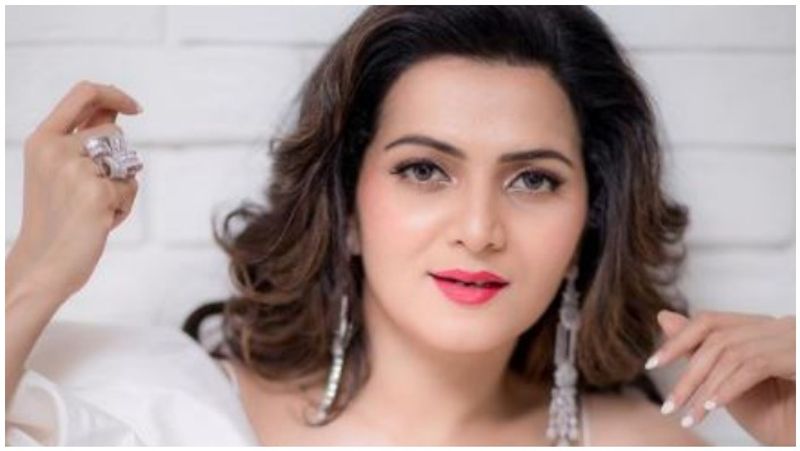 Glamor pose given by Vijay TV host Divyadarshini in pink color tight beach dress