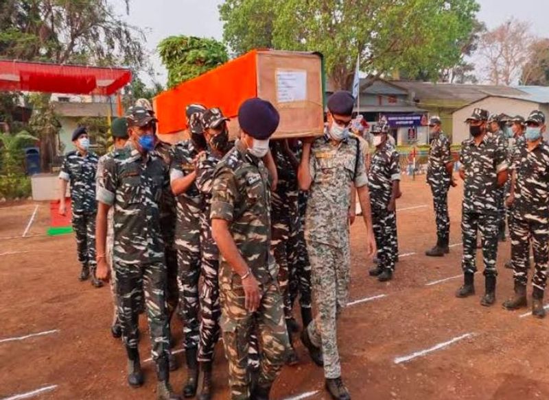 15 नक्सली मारे गए, शवों को ट्रक में लादकर भागे नक्सली
सुरक्षा बलों ने 15 नक्सलियों को मौत के घाट उतार दिया। सुरक्षा बलों के साथ मुठभेड़ में 20 से अधिक नक्सली घायल हो गए। नक्सलियों ने मारे गए अपने साथियों के शवों को ट्रक में लादकर भागे। सुरक्षा बलों को एक महिला माओवादी का शव मिला, जिसकी पहचान कमांडर मांडवी वणोजा के रूप में की गई। उसके शव के पास इंसास राइफल मिली।
