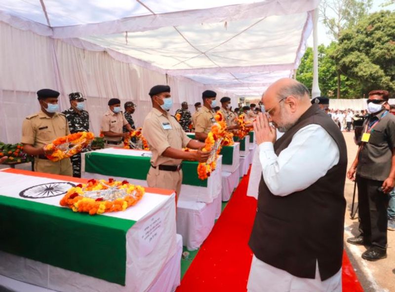 नक्सलियों की PLGA बटालियन करती है गुरिल्ला वार
नक्सलियों ने सालों पहले दंडकारण्य स्पेशल जोन कमेटी क्षेत्र के तहत PLGA बटालियन बनाया था, जो गुरिल्ला वार करने में माहिर है। 3 अप्रैल को सुरक्षा बलों को बीजापुर और सुकमा जिलों के आस-पास जंगलों में पीएलजीए -1 के होने की खबर मिली। नक्सल ऑपरेशन के लिए DRG, STF, कोबरा और CRPF के जवानों को मिलाकर एक टास्क फोर्स बनाकर भेजा गया।
