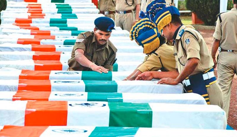 इंटेल इनपुट मिले थे, तब कहां गलती हुई?
ऐसे खुफिया इनपुट थे कि नक्सल कमांडर हिडमा (25 लाख रुपए का ईनाम) और उसके कुछ साथी छत्तीसगढ़ के बीजापुर में डेरा डाले हुए थे। सुरक्षा एजेंसियों ने अलर्ट जारी किया था कि ये नक्सली सुरक्षा बलों और गश्त करने वाली पार्टियों को निशाना बना सकते हैं।
