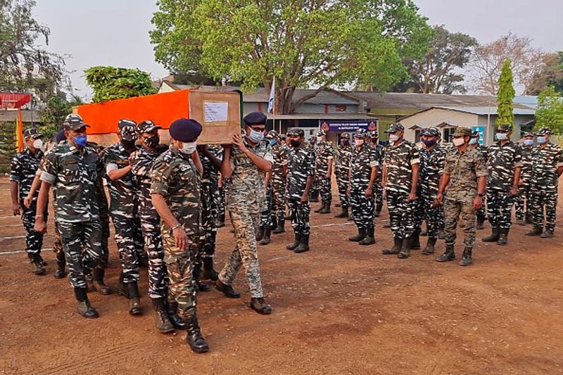 इसी तरह की जानकारी पीएलजीए -1 के बारे में थी, जिसके सदस्यों को सुरक्षा बलों के डर से बीजापुर और सुकमा में छिपने की बात कही गई थी। आईबी (इंटेलिजेंस ब्यूरो) ने हिडमा के नए पते का पता लगाया था, जिसे 24 मार्च को सुकमा के जगरगुंडा में देखा गया था। उसे 15-180 नक्सल गुर्गों के साथ देखा गया था। आईबी और सीआरपीएफ की स्पेशल टीम कुछ समय के लिए हिडमा के एकदम सटीक जगह का पता लगाने की कोशिश कर रही थी।
