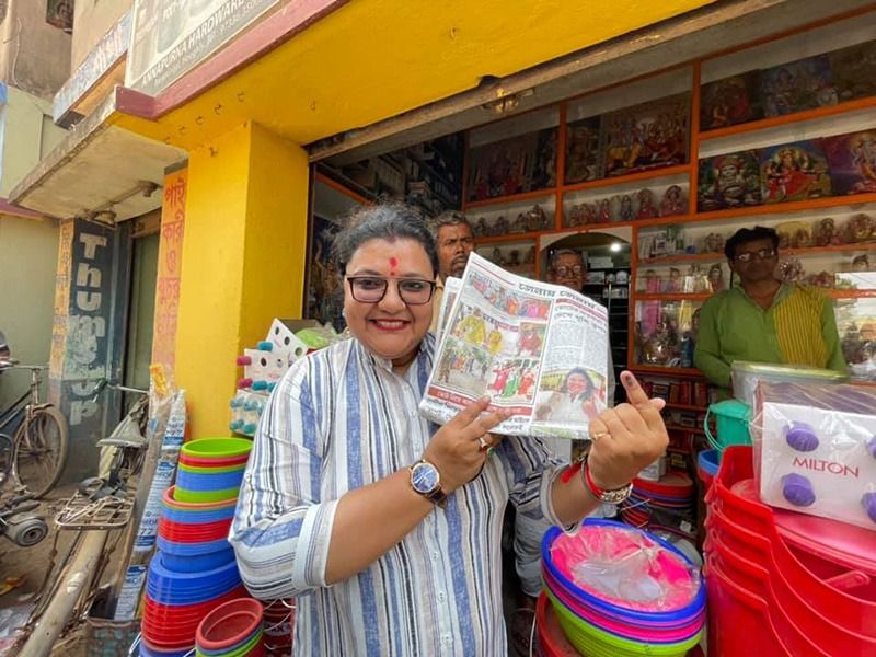 <p>৬টি ব্যাঙ্কে তাঁর অ্যাকাউন্ট রয়েছে। তাতে ৪৪লক্ষ ৫৬ হাজার ১০২ টাকা রয়েছে। ১ লক্ষ ৯৫ হাজার টাকার মিউচুয়াল ফান্ড রয়েছে। জীবনবীমা ও ডাকঘর প্রকল্পে ২১ লক্ষ ৫০ হাজার টাকাও বিনিয়োগ করেছেন তিনি। <br />
</p>