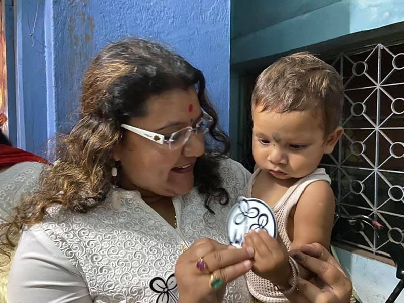 <p> সুজাতার ৪০০ গ্রাম সোনা রয়েছে। যার বাজারমূল্য ২০ লক্ষ ৫৪ হাজার ২৫০ টাকা। সুজাতার কোনও স্থাবর সম্পত্তি নেই। অস্থাবর সম্পত্তির পরিমাণ ৯৬ লক্ষ ৯২ হাজার ৮৯৯ টাকা। </p>