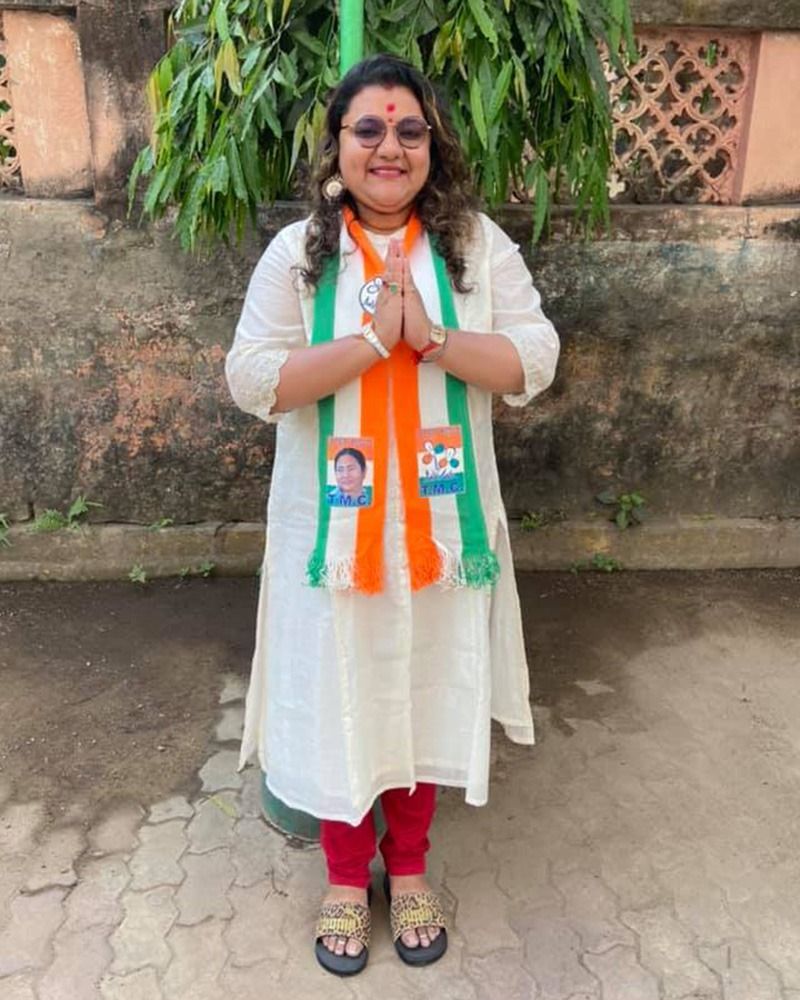 <p>বিষ্ণুপুর লোকসভা কেন্দ্র থেকে বিজেপির টিকিটে স্বামীকে লোকসভায় পাঠাতে প্রাণপাত পরিশ্রম করেছিলেন সুজাতা মণ্ডল। তখন অবশ্য তিনি ছিলেন সৌমিত্র খাঁর ঘরনী। কিন্তু মাসখানেক আগে পদ্মশিবির ছেড়ে আচমকাই ঘাসফুল শিবিরে নাম লেখান। বর্তমানে তাঁকে তৃণমূল কংগ্রেসের একজন তারকা প্রার্থী বলা যেতেই পারে। <br />
</p>