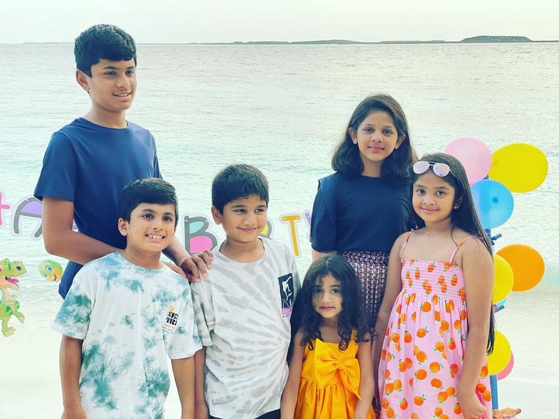 <p>ಅಲ್ಲು ಅರ್ಜುನ್ ಅವರ ಪತ್ನಿ ಸ್ನೇಹ ರೆಡ್ಡಿ ಪತಿಗೆ ಇನ್ಸ್ಟಾಗ್ರಾಂ ಪೋಸ್ಟ್ನಲ್ಲಿ ಹುಟ್ಟುಹಬ್ಬದ ಶುಭಾಶಯಗಳನ್ನು ತಿಳಿಸಿದ್ದಾರೆ.</p>