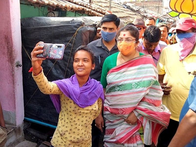 <p>হুগলি জেলার চুঁচুড়া বিধানসভা কেন্দ্রের বিজেপি প্রার্থী লকেট চট্টোপাধ্যায়। ওই কেন্দ্রের তাঁর প্রতিপক্ষ তৃণমূল কংগ্রেসের অসিত মজুমদার ও সিপিএমের প্রণব ঘোষ। <br />
</p>