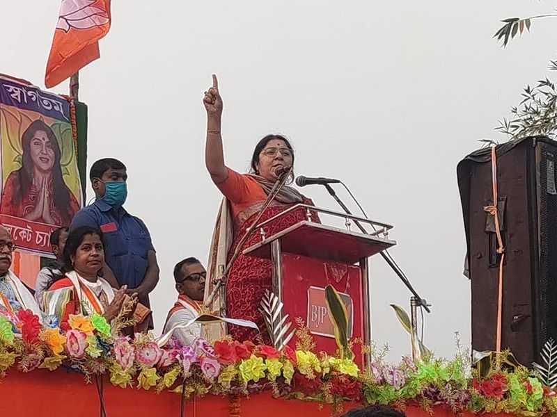 <p>রাজ্য বিজেপির প্রথম সারির নেতা নেত্রীদের মধ্য অন্যতম নাম হল লকেট চট্টোপাধ্যায়। মনোনয়ন পেশের সময় দেওয়া হলফনামায় তিনি জানিয়েছেন তাঁর ও তাঁর স্বামীর সম্পত্তির মোট পরিমাণ ৪ কোটি টাকারও বেশি। </p>