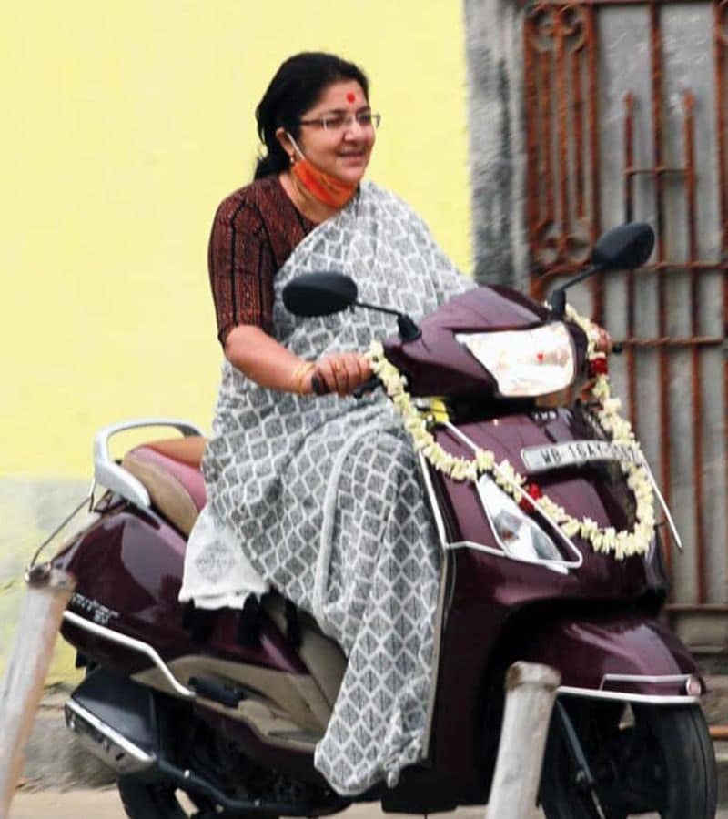 <p> মনোনয়ন জমা দেওয়ার সময় তাঁর হাতে ছিল ৩৩ হাজার টাকা। বিভিন্ন ব্যাঙ্ক অ্যাকাউন্টে তাঁর নামে রয়েছে ৫৩ লক্ষ টাকা। স্বামীর নামে রয়েছে ৫৯ লক্ষ টাকা। </p>