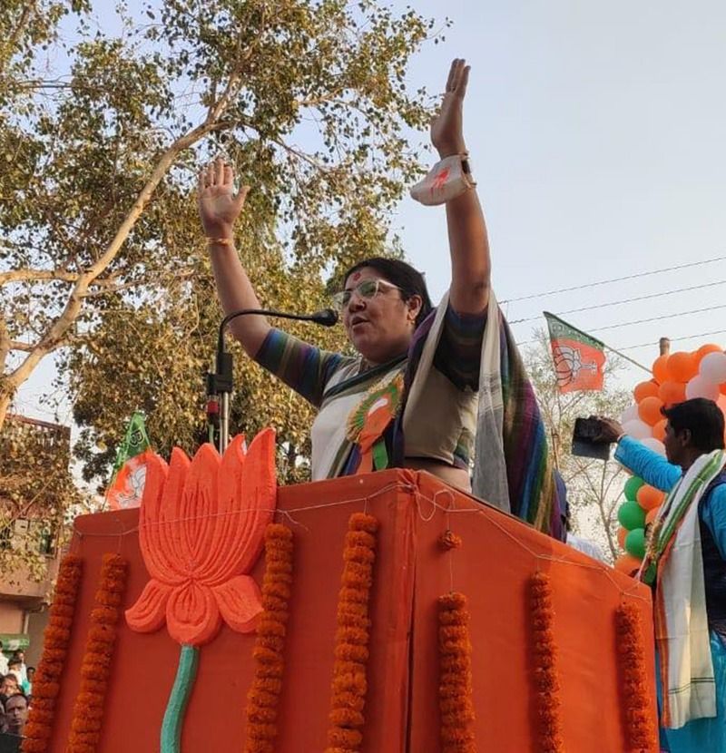 <p>শেয়ার, বন্ড, মিউচুয়াল ফান্ড, বিমা- সবক্ষেত্রে তিনি ৭১ লক্ষ টাকা বিনিয়োগ করেছেন। স্বামীর বিনিয়োগ ৫১ লক্ষ টাকা। পিপিএফ-এ লকেটের ৮ আর স্বামীর ২২ লক্ষ টাকা রয়েছে ।</p>