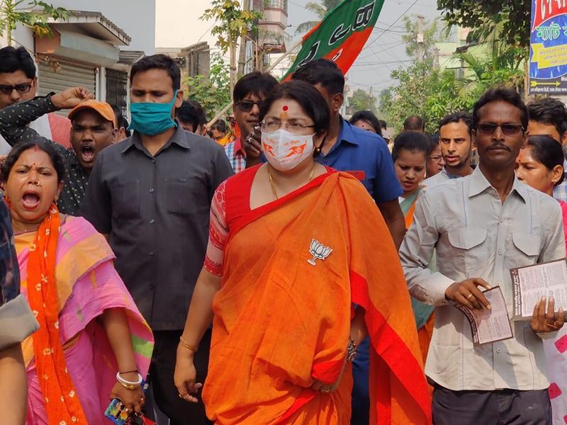 <p>বিজেপি প্রার্থীর দুটি গাড়ি রয়েছে। টয়োটা ফর্চুনারের মূল্য ১৫ লক্ষ টাকা, আর হুন্ডাই ইয়ন -এর মূল্য ১.২০ লক্ষ। স্বামীর ৩ লক্ষ ২০ হাজার টাকা মূল্যের সুজুকি সিইফট গাড়ি রয়েছে। লকেটের নামে সোনারপুরে দুটি ও বাইপাসে একটি ফ্ল্যাট রয়েছে। যার দাম ১.৮ কোটি টাকা। <br />
</p>