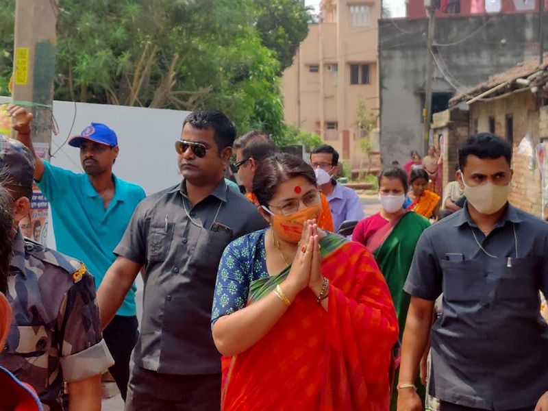 <p> লকেটের ৫০০ গ্রাম সোনার গয়না রয়েছে। যার বাজারমূল্য ২২ লক্ষ টাকা। প্রার্থীর অস্থাবর সম্পত্তির পরিমাণ ১.৭০ কোটি টাকা। স্বামীর স্থাবর সম্পত্তির পরিমাণ ২৫ লক্ষ টাকা। হলফনামায় লকেট জানিয়েছেন দম্পতির মোট সম্পত্তির পরিমাণ ৪ কোটি টাকা। <br />
</p>