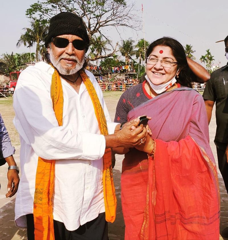 <p>হলফনামায় লকেট জানিয়েছেন তাঁর নামে সিউড়ি, কোচবিহার, পুরুলিয়াসহ রাজ্যের একাধিক আদালতে বেশ কয়েকটি মামলা রয়েছে। নিজেকে অভিনেত্রী হিসেবেই পরিচয় দিয়েছেন লকেট। তাঁর কোনও ব্যাঙ্ক লোন নেই বলেও জানিয়েছেন তিনি। <br />
স্বামীর অস্থাবর সম্পত্তির পরিমাণ ৭৭ লক্ষ টাকা। আয়করেও বকেয়া নেই বলে জানিয়েছেন তিনি। <br />
</p>