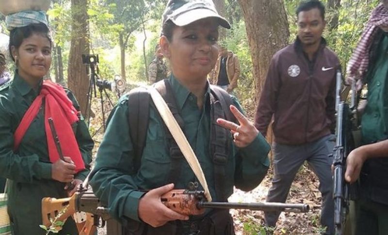 एक फोटो में महिला नक्सली विक्ट्री का साइन बनाते दिखाई दे रही हैं। जैसे वह कहना चाहती हैं कि उन्होंने जवानों पर यह हमला कर कोई जंग जीत ली है। हाथ में हथियार के साथ उनके चेहरे पर मुस्कान भी है।