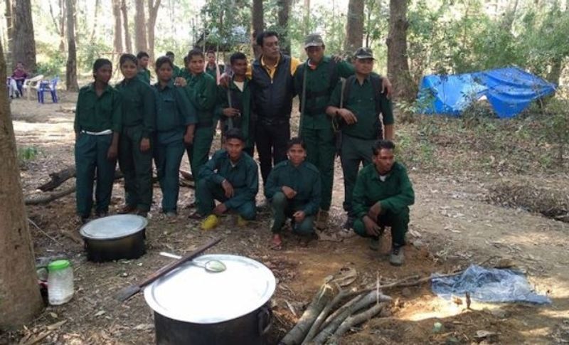वायरल हुए एक तस्वीर में महिला नक्सली खाने-पीने के सामन के साथ दिख रही हैं। जहां वह जंगल में एक जगह अपनी टीम के लिए खाना बनाती हुई नजर आ रही हैं। तो कुछ महिला नक्सली कुर्सी पर बैठे हुए आराम करते हुए दिख रही हैं। तो कुछ में वह हथियार लिए हुए हैं।