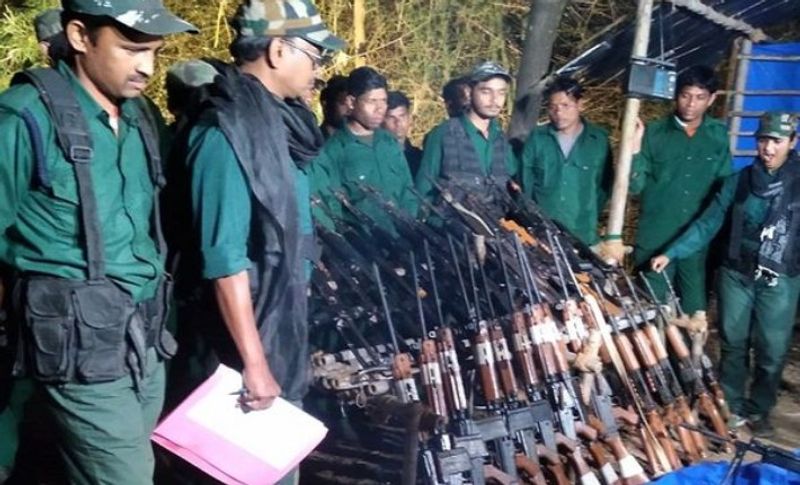 बता दें कि वायरल वीडियों में नक्सली एक हाथ में वॉकी-टॉकी लिए हुए दिखाई दे रहे हैं तो दूसरे हाथ में वह हथियारों के साथ दिख रहे हैं। यह नक्सली सास राइफल से लेकर AK-47 और अन्य हथियार भी साथ में लिए हुए हैं। उनके इन हथियारों के जखीरा में एक राकेट लॉन्चर भी दिख रहा है। 
