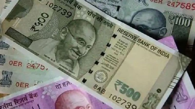 पोस्ट ऑफिस मंथली इनकम स्कीम के तहत सिंगल अकाउंट में अधिकतम 4.5 लाख रुपए का निवेश किया जा सकता है। वहीं, जॉइंट अकाउंट में अधिकतम 9 लाख रुपए निवेश कर सकते हैं। जॉइंट अकाउंट 3 वयस्क मिलकर भी खोल सकते हैं, लेकिन अधिकतम निवेश की लिमिट 9 लाख रुपए ही है। (फाइल फोटो)