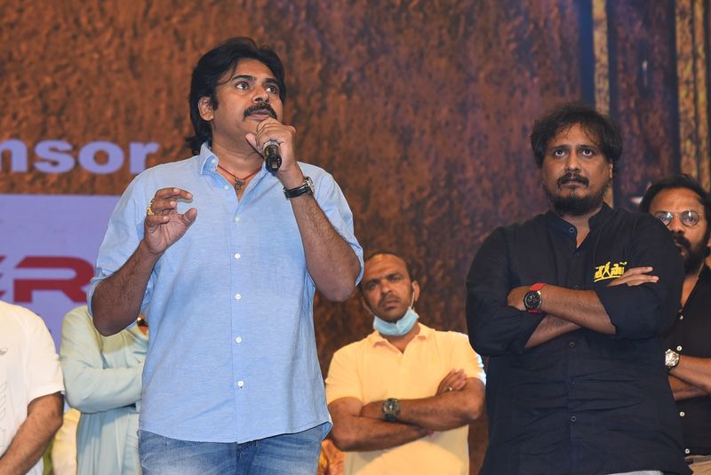 అలాగే అయ్యప్పనుమ్ కోశియుమ్, వీరమల్లు షూటింగ్స్ లో కూడా ఆయన పాల్గొంటున్నారు. దీనితో ఆయనకు కరోనా వైరస్ సోకింది. ఇక పవన్ కి కరోనా సోకడంతో ఆ రెండు చిత్రాల షూటింగ్ నిలిచిపోయింది.