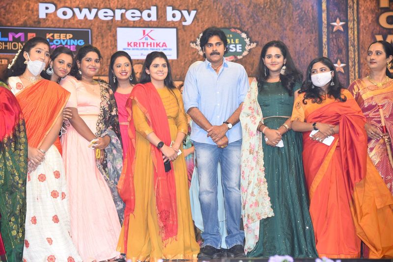 వకీల్ సాబ్ మూవీ ప్రమోషన్స్, తిరుపతి బై ఎలక్షన్స్ ప్రచారం కోసం పవన్ విస్తృతంగా జనాల్లో తిరిగారు. వకీల్ సాబ్ మూవీ టీమ్ లోని కొందరు కరోనా బారిన పడ్డారు. నిర్మాత దిల్ రాజుకు కరోనా సోకింది.