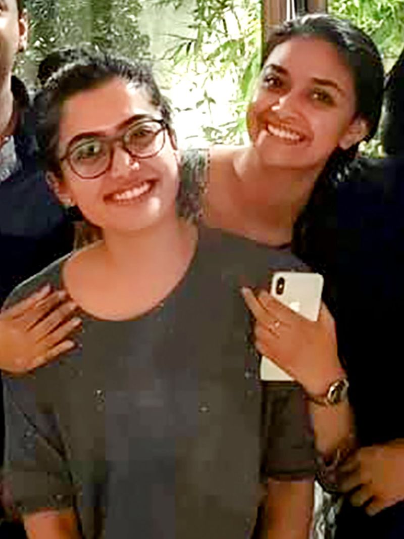 స్పెట్స్ తో స్లయిలీష్ లుక్లో రష్మిక మందన్నా.
