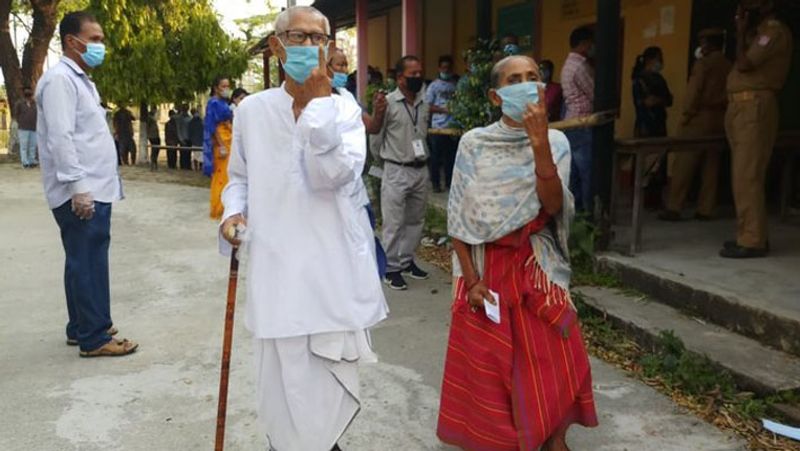 असम: कोकराझार में वोट डालकर निकलते एक दम्पती।