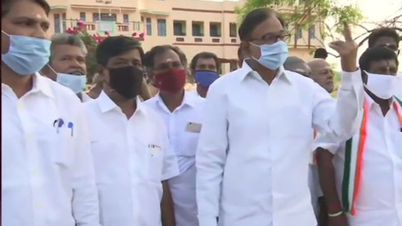 तमिलनाडु: सीनियर कांग्रेस नेता पी चिदंबरम ने मतदान केंद्र चित्तल अची मेमोरियल हाई स्कूल, कंदनूर, शिवगंगा जिले में मतदान किया।