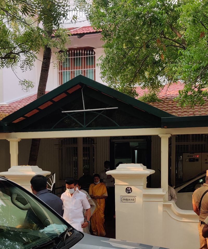 அதன் பின்னர் கலைஞர் கருணாநிதியின் கோபாலபுரம் இல்லத்தில் இருந்து புறப்பட்ட திமுக தலைவர் மு.க.ஸ்டாலின், மகன் உதயநிதி ஸ்டாலின், மனைவி துர்கா ஸ்டாலின் ஆகியோர் காரில் புறப்பட்டு தேனாம்பேட்டை வாக்குப்பதிவு மையத்திற்கு வந்தடைந்தனர்.
