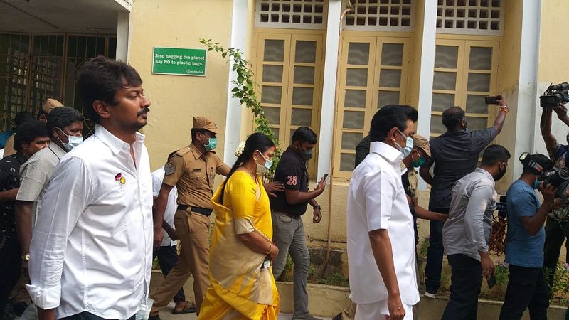 தமிழக சட்டமன்ற தேர்தலுக்கான வாக்குப்பதிவு காலை 7 மணி முதல் விறுவிறுப்பாக நடைபெற்று வருகிறது. அரசியல் கட்சி தலைவர்கள், திரைப்பிரபலங்கள் உள்ளிட்டோர் காலை முதலே வாக்களித்து வருகின்றனர். 