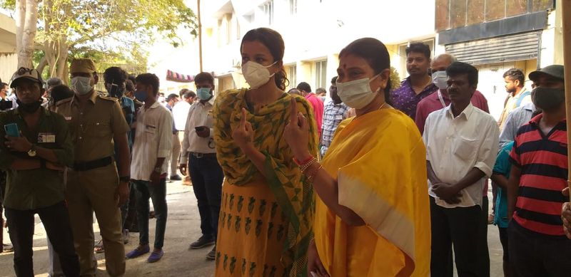 வாக்குப்பதிவிற்கு பின்னர் வெளியே வந்து செய்தியாளர்களைச் சந்தித்த ஸ்டாலின் மனைவி துர்கா, மகன் உதயநிதி மற்றும் மருமகளுடன் தங்களது கையில் உள்ள அடையாள மையை காண்பித்தபடி போட்டோவிற்கு போஸ் கொடுத்தனர். 