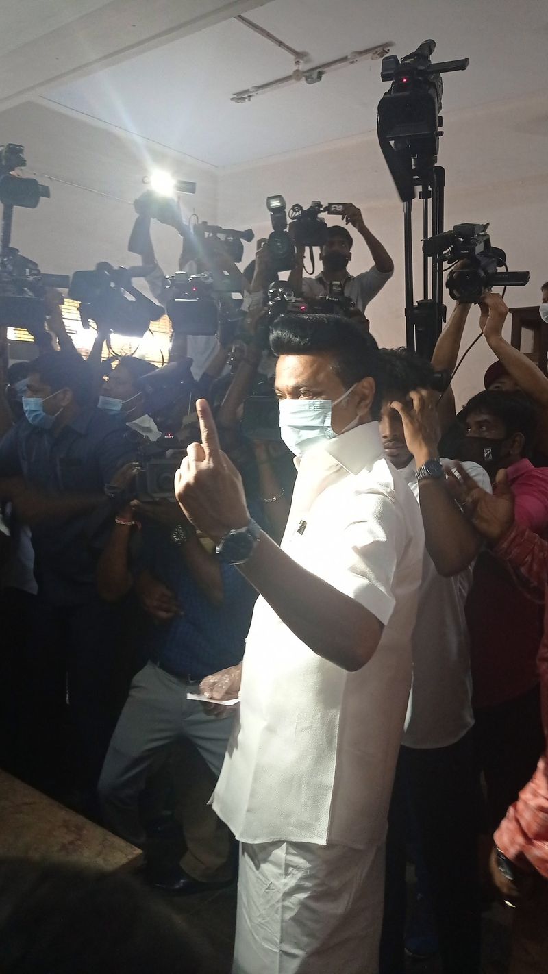 கருணாநிதியின் மறைவிற்கு பிறகு முதன் முறையாக முதலமைச்சர் வேட்பாளராக களமிறங்கியுள்ள மு.க.ஸ்டாலின் முறையாக முகக்கவசம் அணிந்து, சமூக இடைவெளியை பின்பற்றி வரிசையில் நின்று குடும்பத்துடன் வாக்களித்தார். 