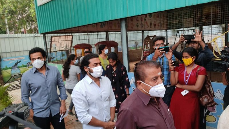 மேலும் நடிகர் சூர்யா, நடிகர் கார்த்தி மற்றும் அவர்களின் தந்தை நடிகர் சிவகுமார் ஆகியோர் தி.நகரில் உள்ள வாக்குச்சாவடியில் வாக்களிக்க வரிசையில் நின்று வாக்களிக்க பொதுமக்களில் ஒருவராக காத்துக்கொண்டிருக்கின்றனர்.