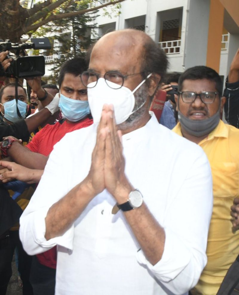 அதே போல் சூப்பர் ஸ்டார் ரஜினிகாந்த், சென்னை ஆயிரம் விளக்கு பகுதிக்கு உட்பட்ட ஸ்டெல்லாமேரிஸ் வாக்கு சாவடியில் தன்னுடைய வாக்கை செலுத்தினார்.