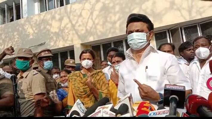 Stalin Rajini, Dr. Ramdas vote. Artistic polling centers from early morning .. Stalin Rajini, Dr. Ramdas vote. Artistic polling centers from early morning ..