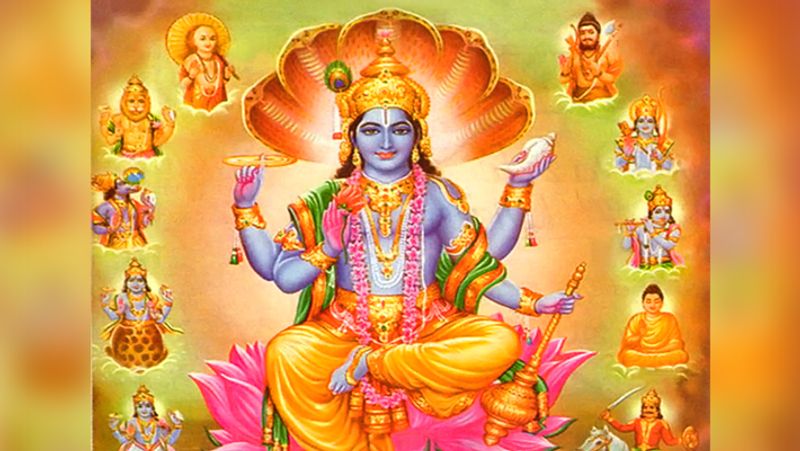 - एकादशी की सुबह स्नान आदि करने के बाद व्रत का संकल्प करें। संकल्प के बाद षोड्षोपचार (16 सामग्रियों से) सहित भगवान श्रीविष्णु की पूजा करें।